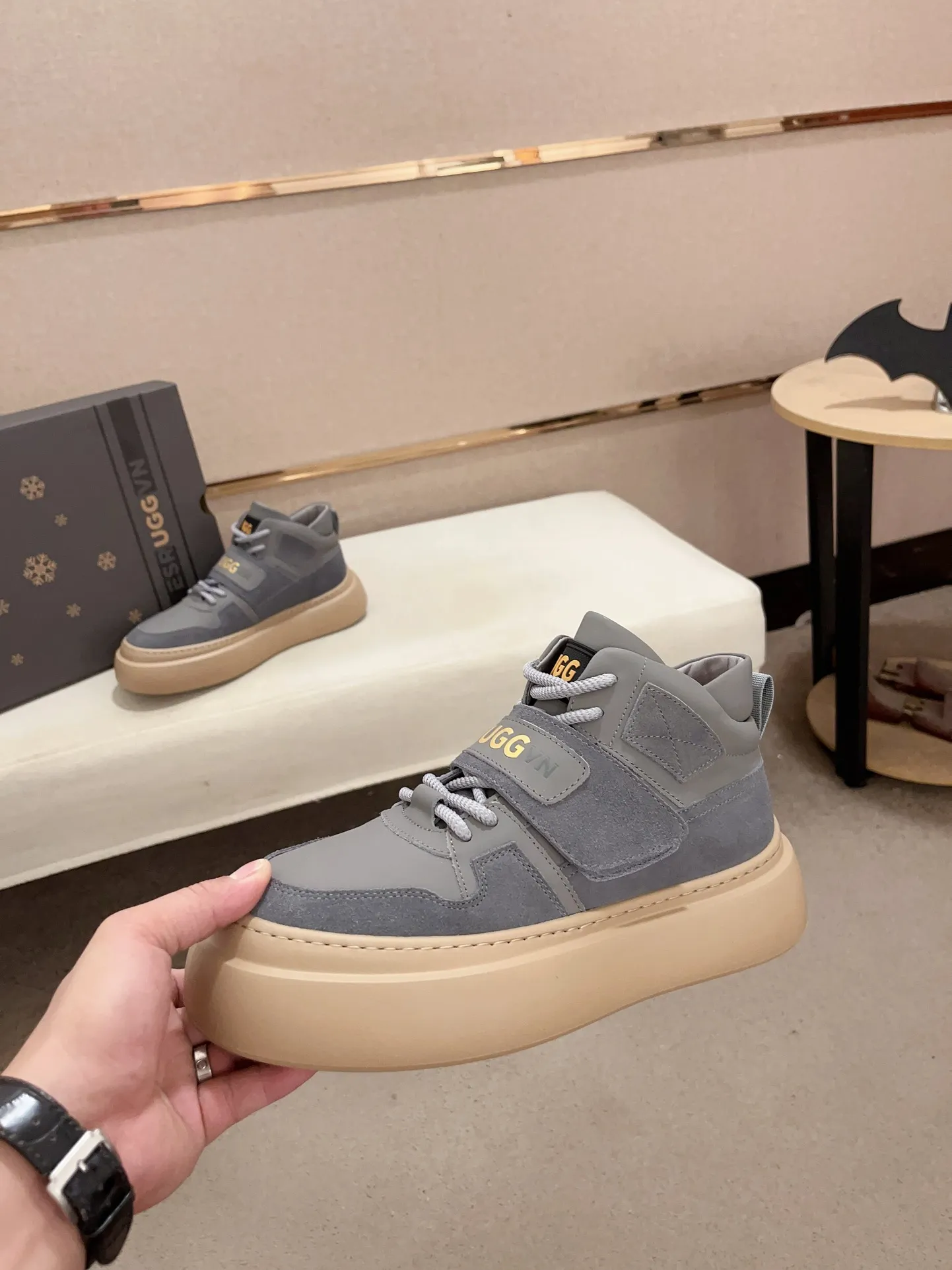 Factory Price: 380 Men's Men's Shoes💰North American Men's Shoes Ugg ☃️In the special sale of new high-quality men's shoes and snow boots in autumn and winter, the nemesis of extreme cold weather! Made of cowhide leather, merino wool lining, and original outsole, whether driving, outdoor or daily wear, there is always one that suits you! Code number 39-44